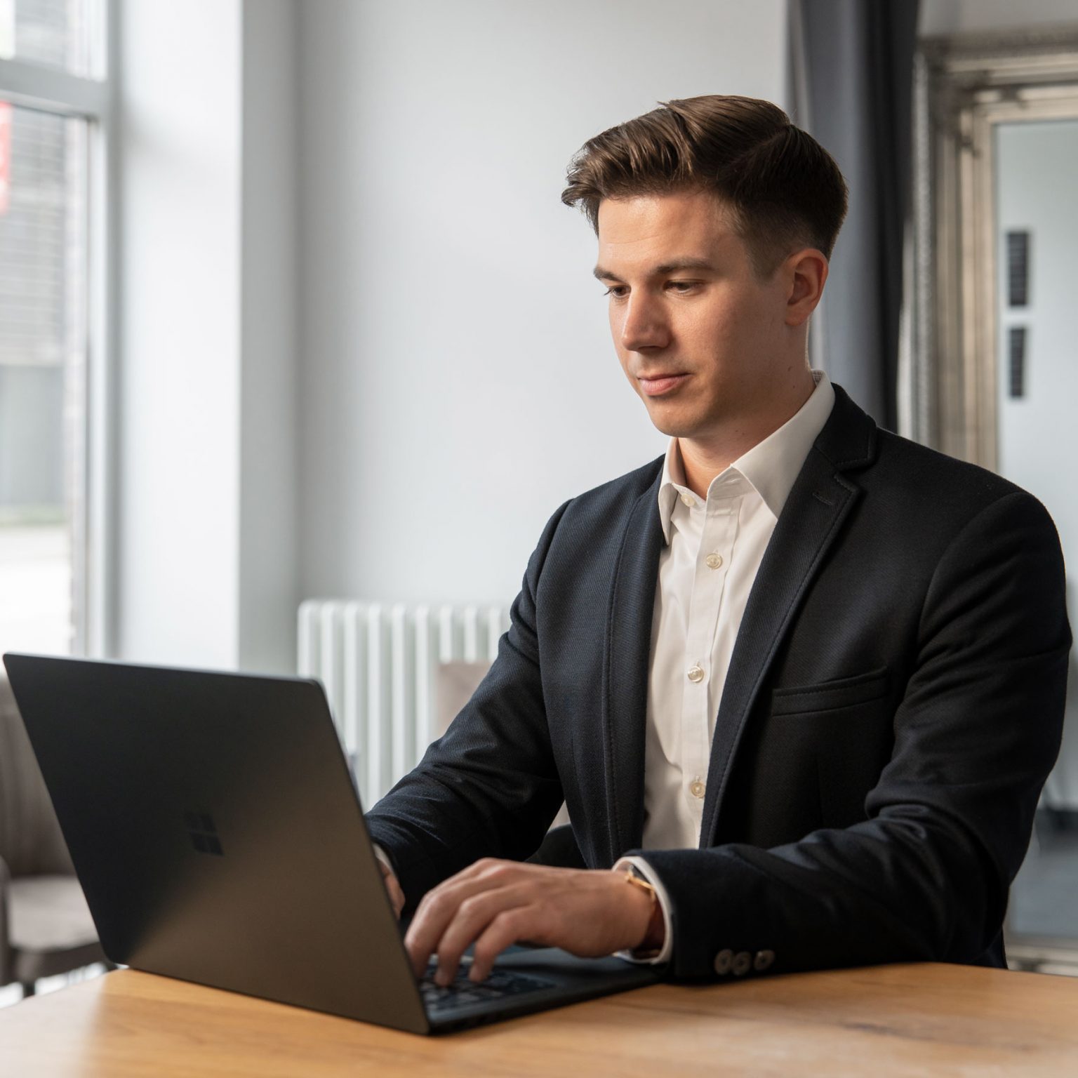 Maro Broß bei der digitalen Vermarktung am Laptop