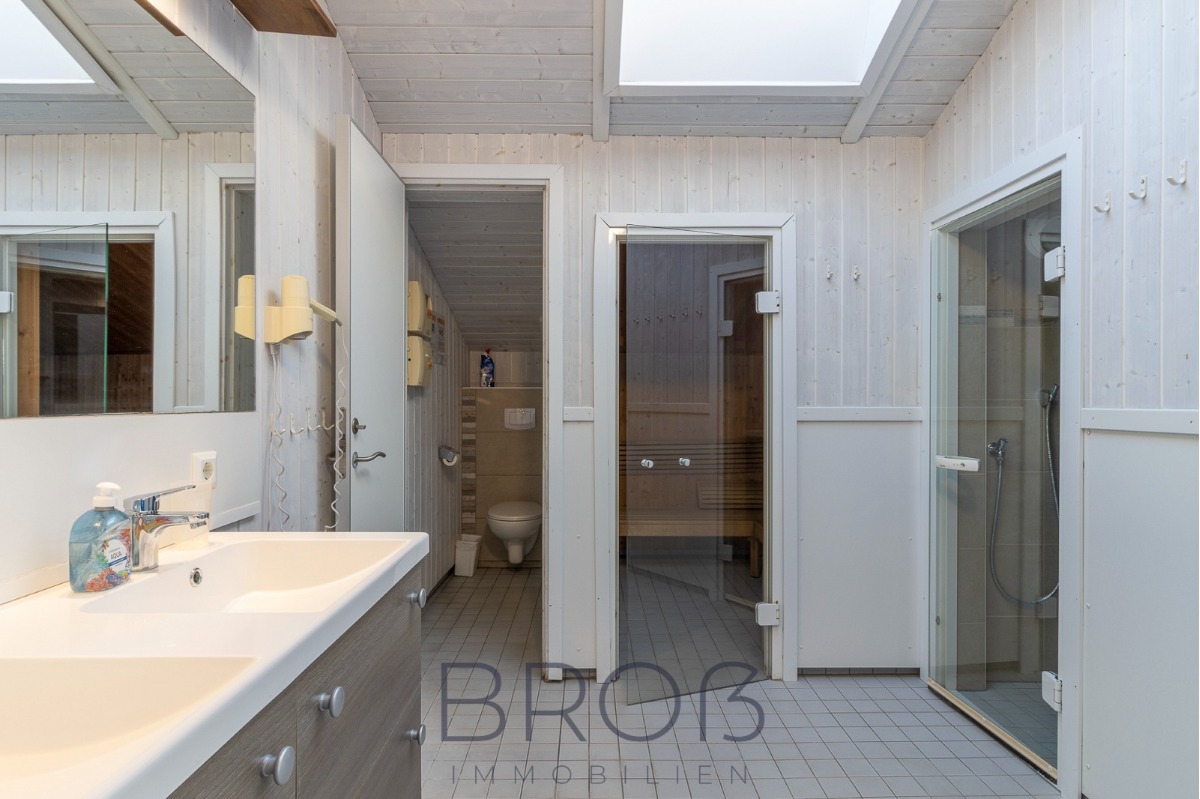 Schönhagen: Renditestarkes Ferienhaus mit 6 Schlafzimmern und saniertem Pool- und Wellnessbereich