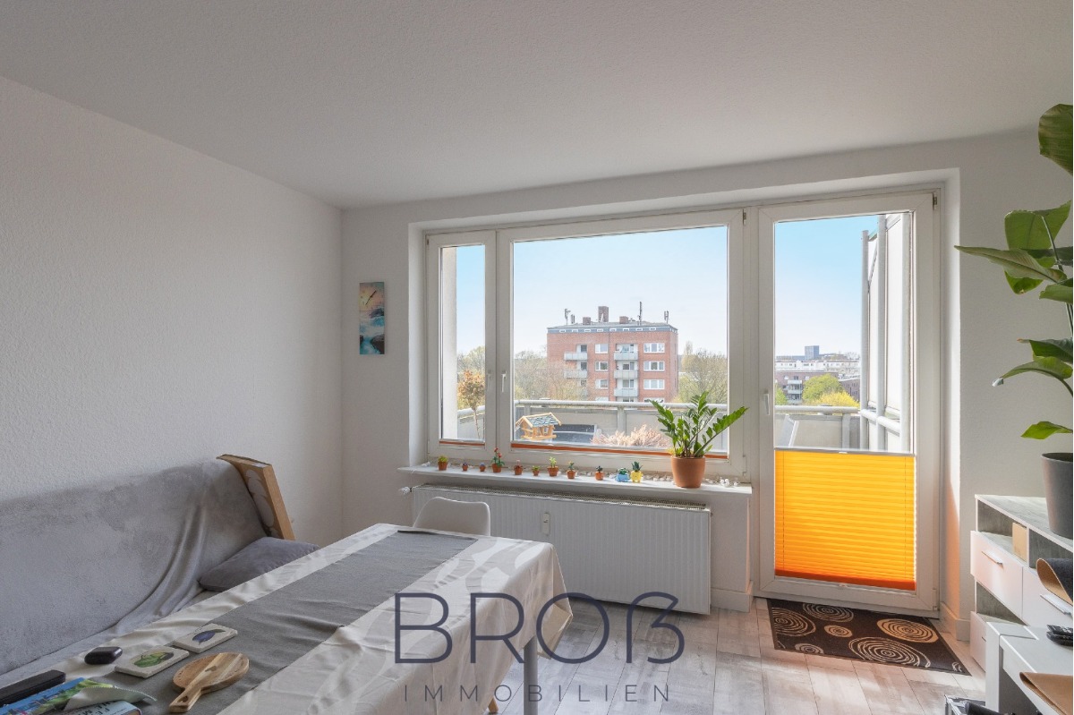 Gepflegte Wohnung im 7. OG mit Weitblick, Aufzug, zwei Zimmern, EBK und Balkon!