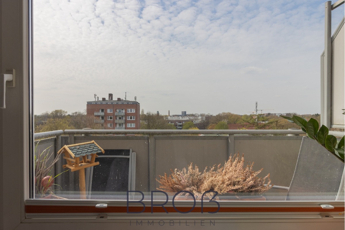 Gepflegte Wohnung im 7. OG mit Weitblick, Aufzug, zwei Zimmern, EBK und Balkon!