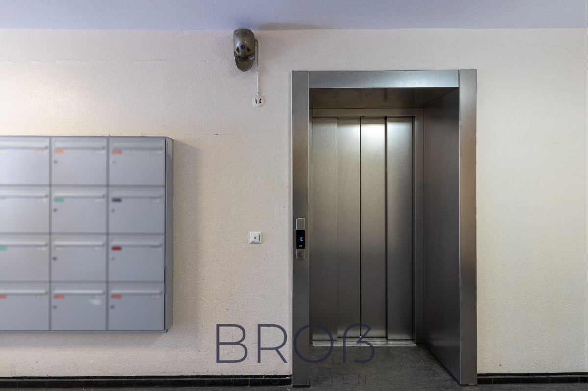 Gepflegte Wohnung im 7. OG mit Weitblick, Aufzug, zwei Zimmern, EBK und Balkon!